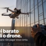 DJI Mini 4 Pro voando perto da fachada de vidro de um prédio, com o piloto em primeiro plano
